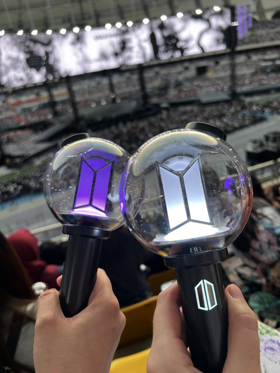 JC875xo's tweet photo. army !!! post a picture of your army bomb at the concert💜⭐️ https://t.co/hFgFgdY9wt