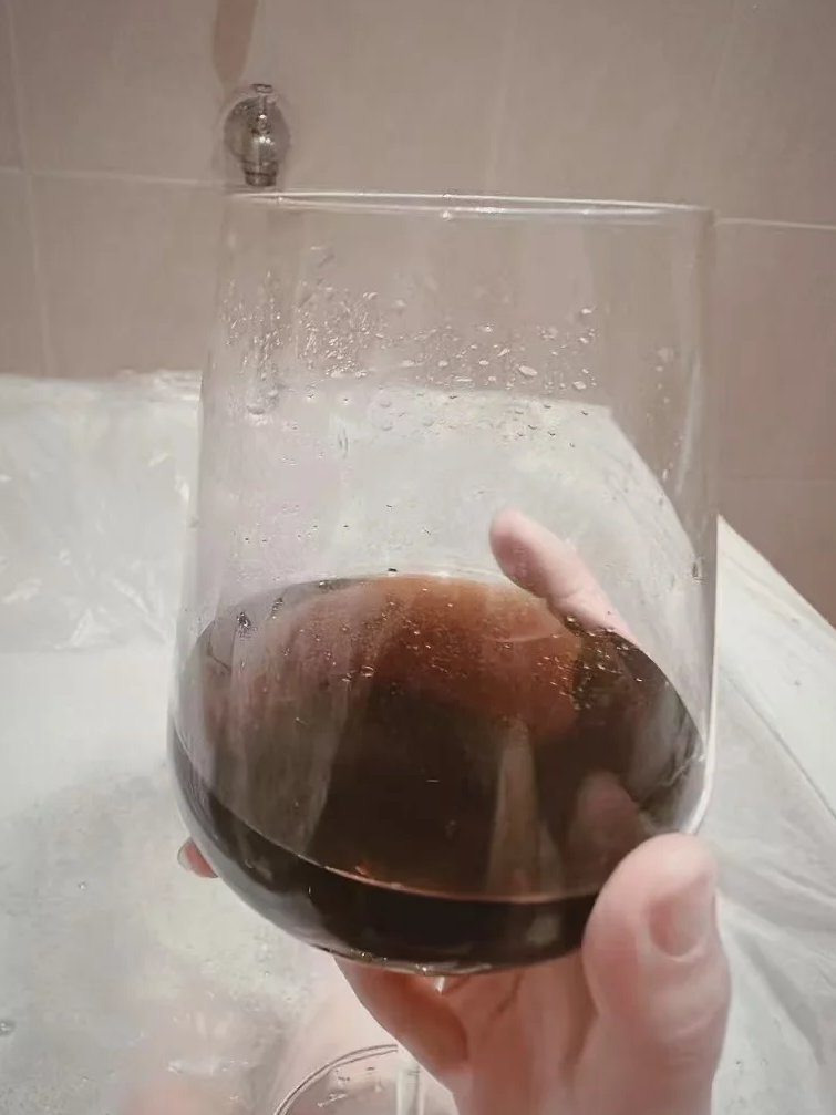 celentty's tweet photo. The red wine that keeps me company in the bath https://t.co/NdvxhFygN6