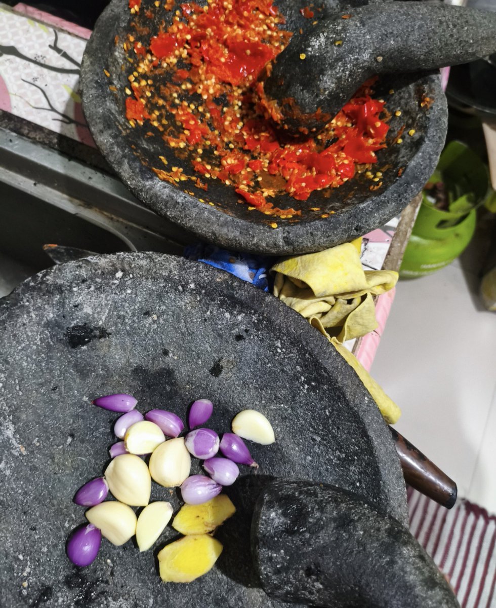 Termenan9kan's tweet photo. Ini namanya ADEGAN DEWASA + BERBAHAYA😂🤣
Ngulek sambel, bahaya kalo misal Aer cabeknya loncat ke mata = pedes, perih 

Mau bikin ✅ BEBEK RICA RICA ...
Paduka hari ini landing dr Medan abis perjadin..,
Suka sekali dengan Bebek,
Akan kusambut dengan apa yang kamu sukai
🤭Eciee https://t.co/x5Tfeorg1A