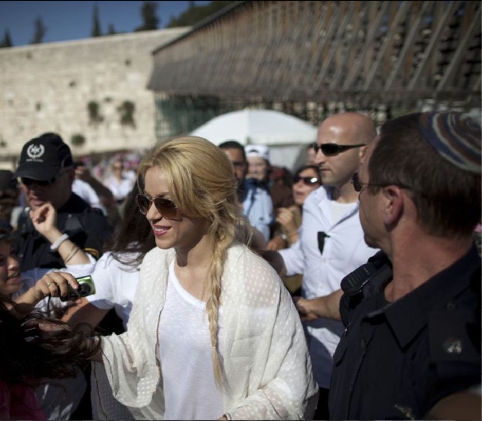 ponteindie's tweet photo. Shakira en Israel 2011.
— Se reunió con el entonces presidente Israelí 
— Visitó el muro de los lamentos https://t.co/zDCp5trsyn