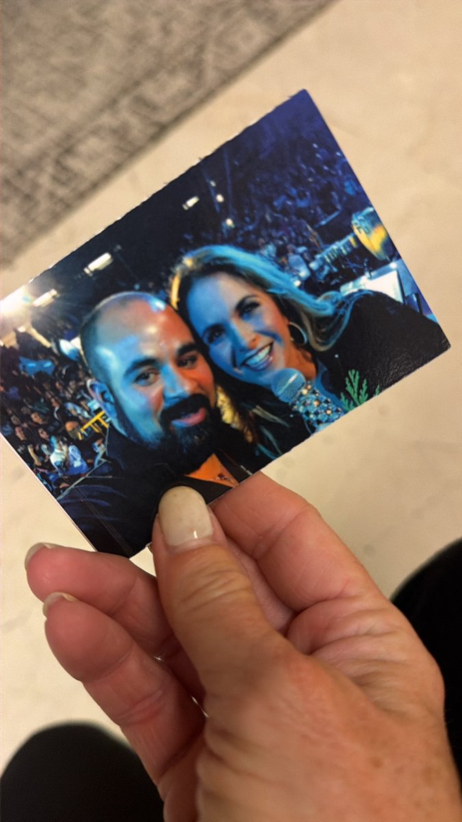 LuceroMexico's tweet photo. @apxalos como siempre presente!
Gracias por haber estado ayer en un show inolvidable y tan especial. 
Te mando besos como siempre. Gracias por mis regalitos tan lindos y el librito de fotos! Gracias gracias! 💗💕😘 https://t.co/Jn7kCx703o