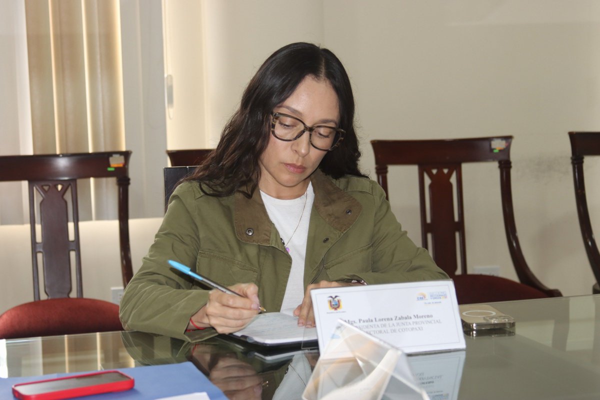 CNE_Cotopaxi's tweet photo. ATENCIÓN 🟡 🔵 🔴

La Junta Provincial Electoral de Cotopaxi reinstala la sesión ordinaria para conocer, analizar y resolver los informes técnicos jurídicos de #InscripciónCandidaturasEc de las #Elecciones2027Ec y #ElecciónCPCCS2027. https://t.co/6JBVGvoYZq