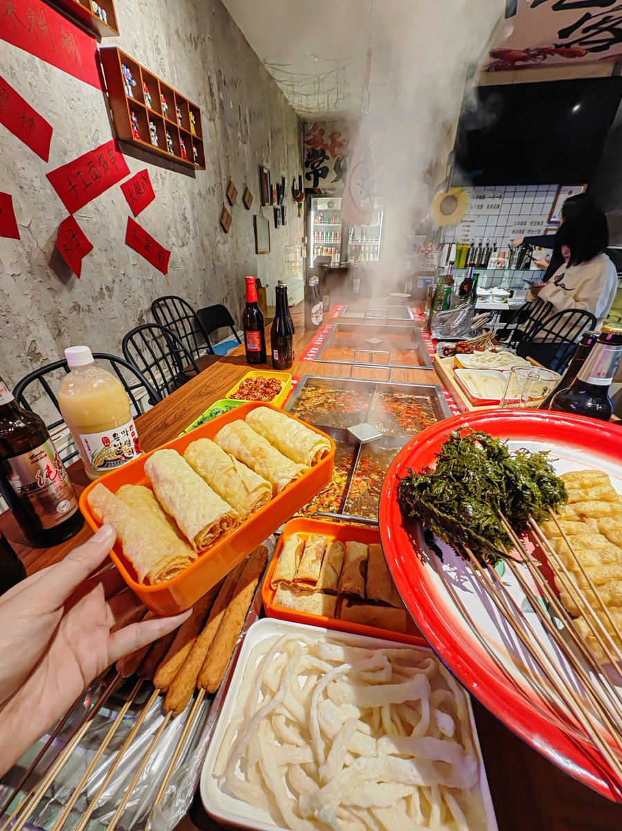 KeikoFlauti3dp's tweet photo. Late-night stall glow. Steaming miso soup, grilled pork skewers. Only for the hungry souls who wander in after the city goes quiet. Warming bellies, easing minds. https://t.co/Z8LNSeWvNN