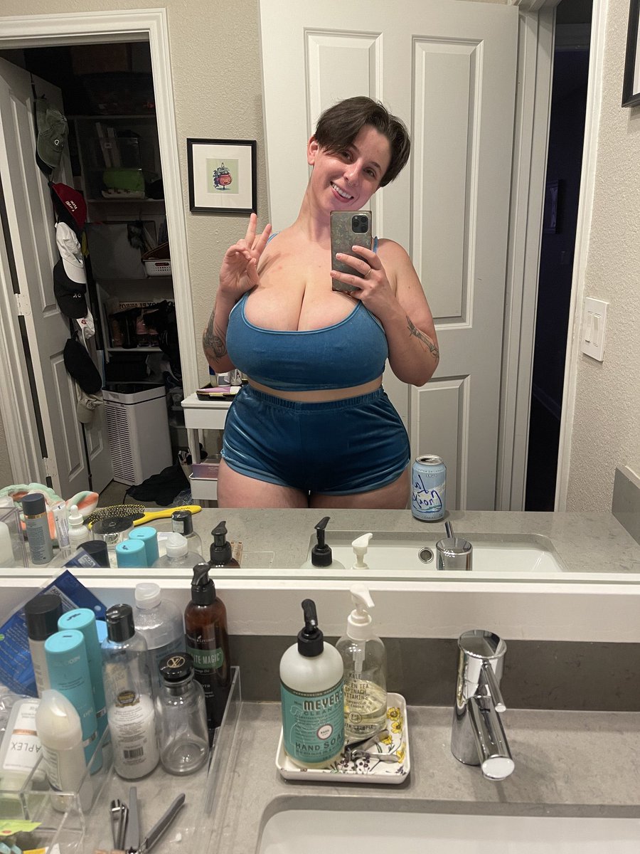 squeensoull's tweet photo. Who’s still up can text I have open my dm 🥰 deleting soon https://t.co/htdStO2pKd