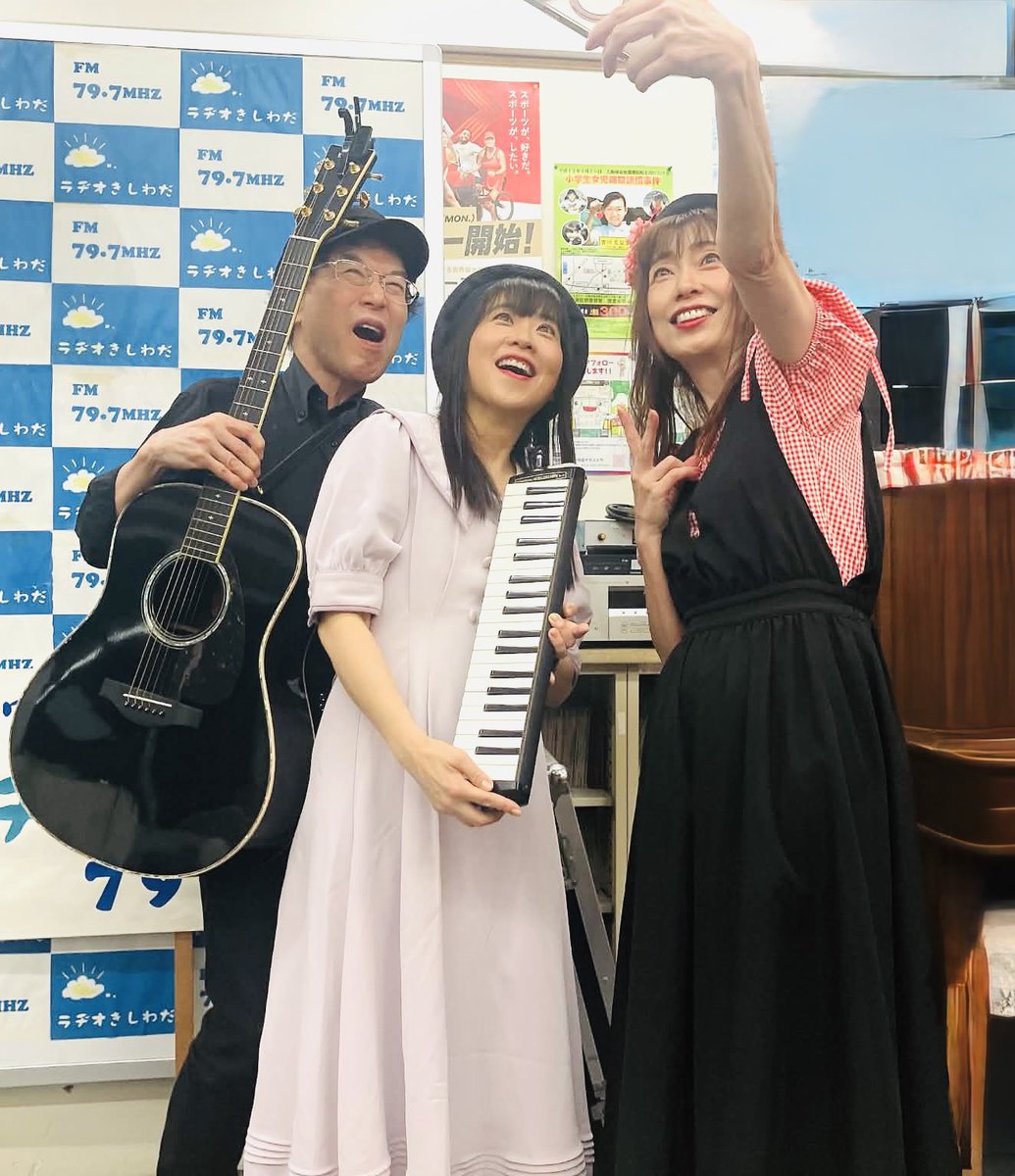 poke_ty's tweet photo. 9/25(金)
#ポケティラジオ
#ラヂオきしわだ
#ポケティの金6アニ活放送部
ゲスト「yuka✖️miu」さん
カバー曲「丸の内サディスティック」
オリジナル曲「Ｉdon't wanna sleep yet〜今はまだ眠りたくないの」を生演奏してくださいました❣️
来週は「MAGIC✖️CAMPU」さんをお迎えします。
どうぞお楽しみに https://t.co/uqBp2Z2s85