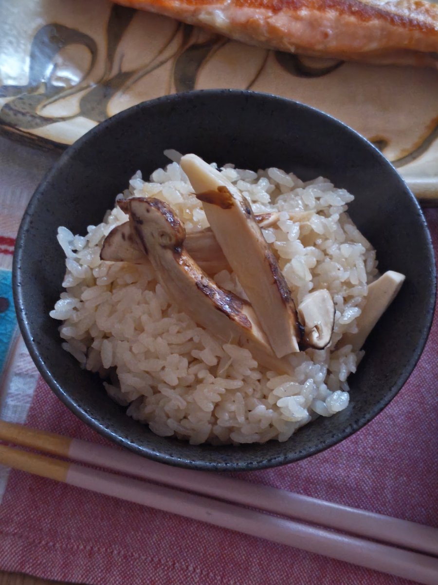 0605crocus's tweet photo. 美味しかった～🎵贅沢なお昼ご飯🍚
夜はグリルで🍄‍🟫いただく予定🎵
もちろんおかわり🍚
お腹ぽんぽん🥰
明日からの6勤(異動はさむよ！)頑張ります！何せ、送別にやるよ！といただいたので🤣ありがとうございました！
 #マツタケ  #初調理  #10倍大正解ですさすが料理人 https://t.co/yW8esUsHLz
