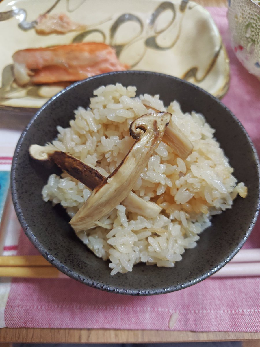0605crocus's tweet photo. 美味しかった～🎵贅沢なお昼ご飯🍚
夜はグリルで🍄‍🟫いただく予定🎵
もちろんおかわり🍚
お腹ぽんぽん🥰
明日からの6勤(異動はさむよ！)頑張ります！何せ、送別にやるよ！といただいたので🤣ありがとうございました！
 #マツタケ  #初調理  #10倍大正解ですさすが料理人 https://t.co/yW8esUsHLz