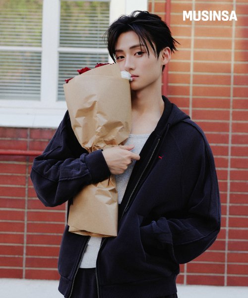 ISW_S2's tweet photo. 260926 무신사 #상원

MUSINSA x PUMA with SANGWON

좋아하는 것들로 채워가는, 알파드라이브원 상원의 하루

늦은 아침 맞이하는 휴식, 귓가를 채우는 음악, 그리고 자전거를 타고 꽃을 사러 나서는 외출까지

화려한 무대에서 벗어나 푸마와 함께 자신만의 속도로 일상을 채워가는 알파드라이브원 상원을 만나보세요

https://t.co/QYSrSJ77tL