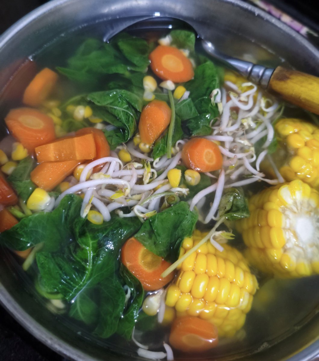 Termenan9kan's tweet photo. MamaKim masak apa hari ini ?

📸 Sayur bening bayam wortel toge jagung✅
📸Bebek rica rica ✅
📸Sambel dadak setan ✅
📸 Ikan asin, tahu tempe goreng✅ https://t.co/9r4lnElxM1