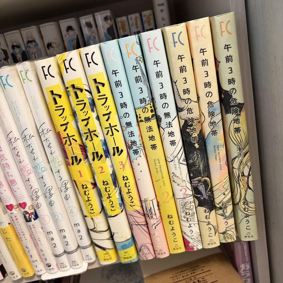 asm_hokaben's tweet photo. ねむようこさん、高校生の頃好きでマンガ買ってたけど新作知らんかった😭
買いに行かなくては、、！
午前3時シリーズ好きすぎて実家から運んできた🥺 https://t.co/ehmnLcTWEJ