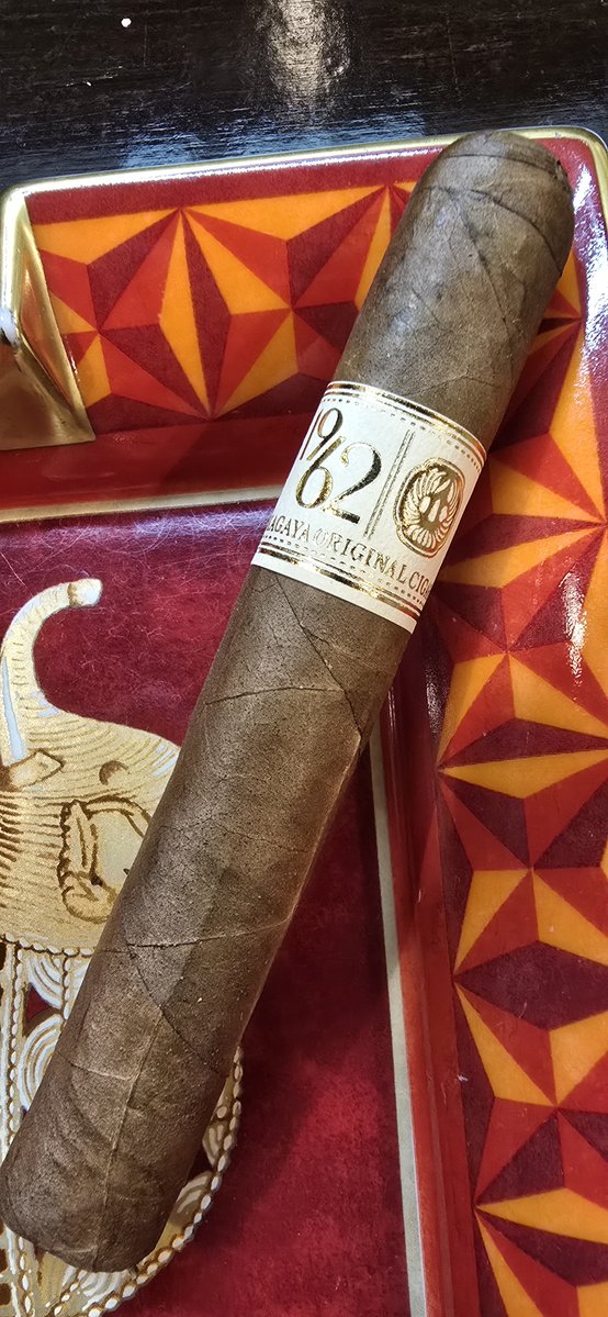 tobaccotaro's tweet photo. Kagaya ORIGINAL CIGAR 1962 Natural Robusto

ちょっと前に限定で売ってた、Kagayaオリジナル葉巻。今ではレギュラーで売ってる？　っぽい。
生産国：ニカラグアとなっているけど、オールニカラグアなのかしら。 https://t.co/aucQgWoicY