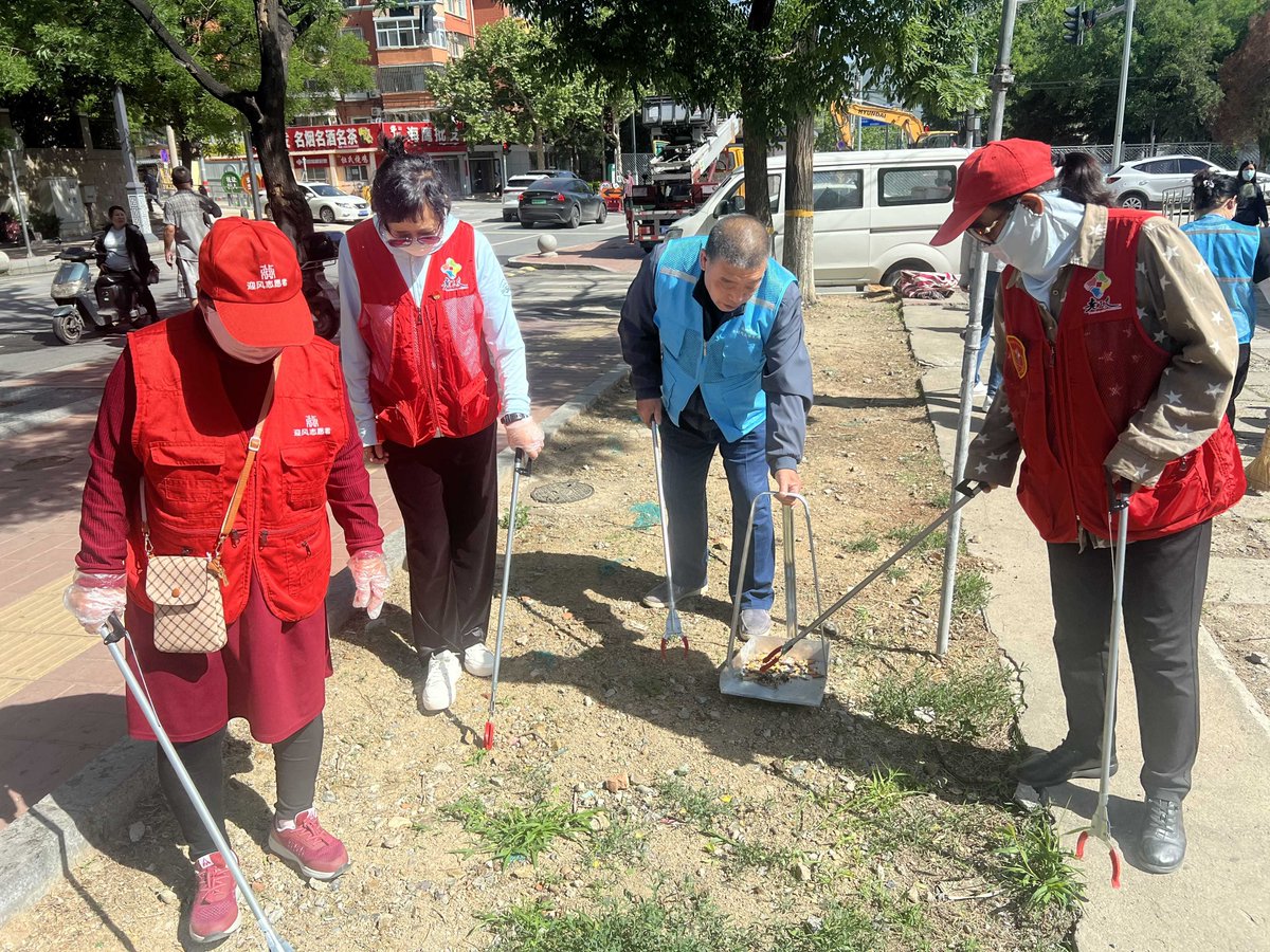 BerneiceStbev's tweet photo. Join our weekend community garden cleanup this Sat 9AM at Oak Park! Free snacks + tools provided. Let’s green our neighborhood together! https://t.co/9fdZJUDrTm