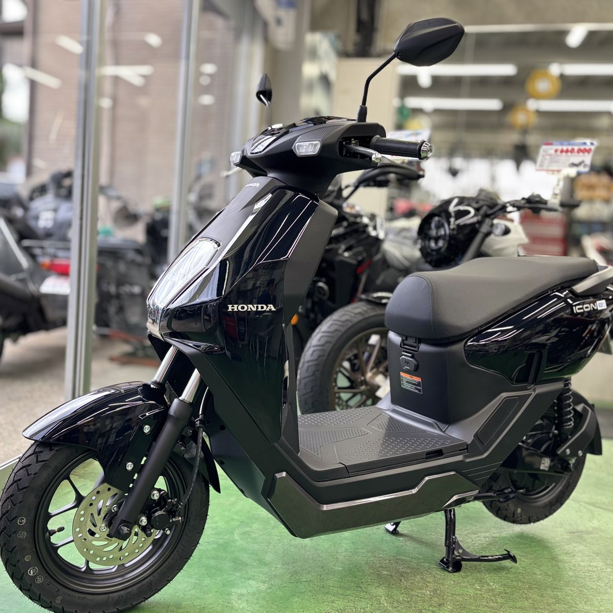 ogajima's tweet photo. ICON e:ご納車です🏍️
ありがとうございました😊

50ccの新車生産が終了してから、電動原付も少しずつ浸透してきたのでしょうか。

ただ、せっかく「乗りたい」と思っていただいても、ご用意できずお待たせしてしまうのは本当に申し訳ないです💦

ホンダさん、どんどん作ってください🙏

#ICONe
#電動バイク