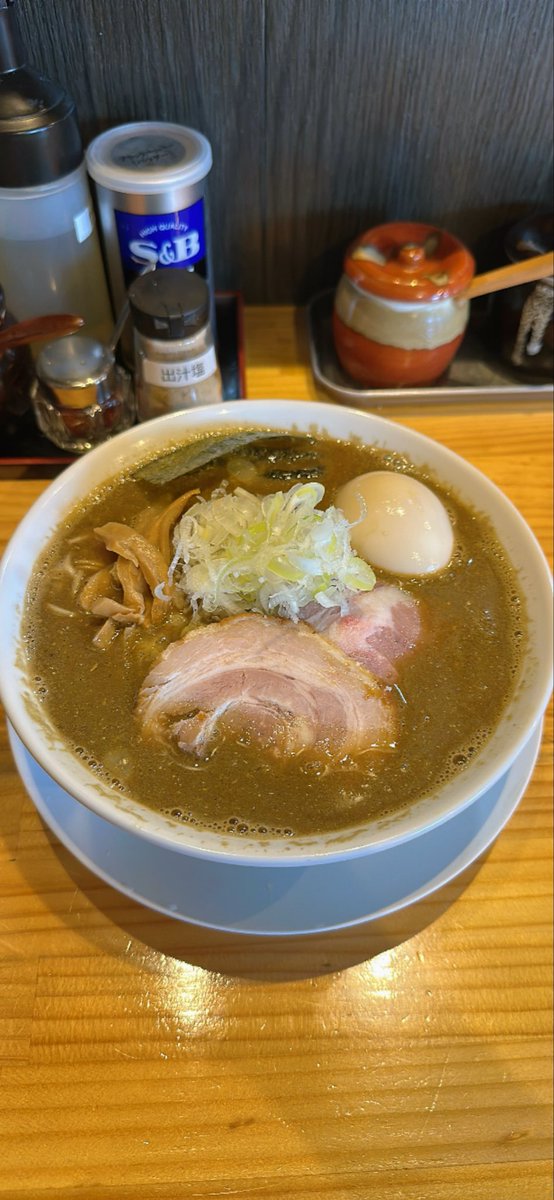 Magata27559's tweet photo. #麺道六善
#煮干しらーめん
#最後の冷やしと迷って
#2026年253杯目
#極み塩味濃厚煮干しスープ
#煮干しにはやっぱり細麺
#肩ロースダブルトッピング
#刻みネギにコリコリめんま
#六善
#亀有ラーメン https://t.co/8V4Sbip6NY