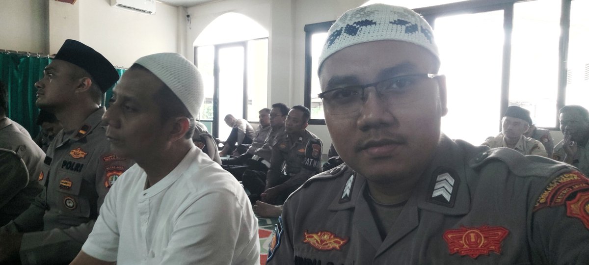 dprsandika's tweet photo. PERSONEL POLRES METRO BEKASI KOTA IKUTI NGAJI KEBANGSAAN BERSAMA GUS BAHA SECARA DARING

Memperkuat mental spiritual serta wawasan kebangsaan, personel Polres Metro Bekasi Kota mengikuti kegiatan Pengajian "Ngaji Kebangsaan" bersama KH. Ahmad Bahauddin Nursalim (Gus Baha) secara daring pada Sabtu, 26 September 2026 pukul 10.00 WIB.

Kegiatan yang diikuti dengan penuh khidmat ini bertujuan untuk memperkokoh nilai-nilai nasionalisme, moderasi beragama, serta integritas moral jajaran kepolisian. Melalui pencerahan spiritual ini, diharapkan seluruh personel dapat terus menjalankan tugas pengayoman dan pelayanan masyarakat dengan landasan akhlak mulia dan semangat kebangsaan yang kuat.

BRIGADIR SINDU DEPRI ANDIKA, S.E.
