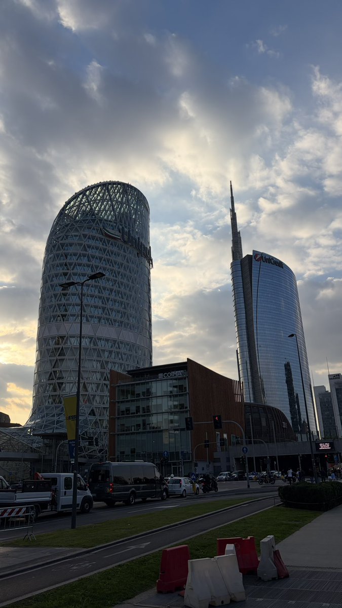 KickdownNak's tweet photo. ミラノ到着🇮🇹
想像してたより都会でした。銀座、表参道の雰囲気に似てるような。ジローラモみたいなイケおじが若い女性と歩いているのがカッコよかった。 https://t.co/O3gC1ZL4GK