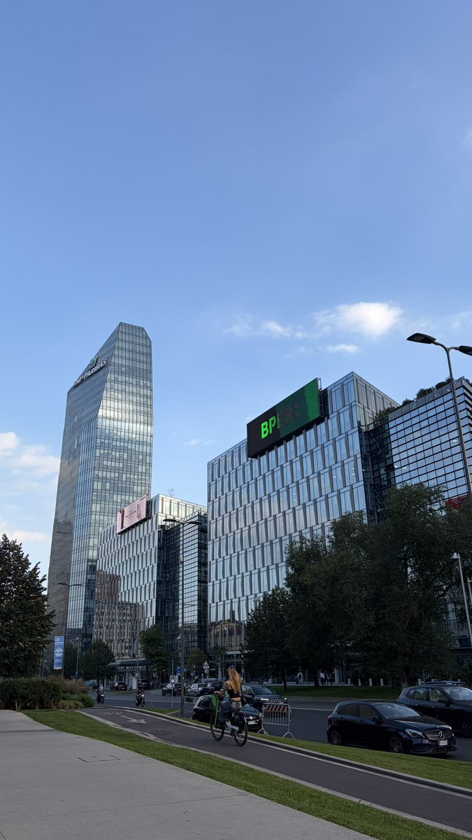 KickdownNak's tweet photo. ミラノ到着🇮🇹
想像してたより都会でした。銀座、表参道の雰囲気に似てるような。ジローラモみたいなイケおじが若い女性と歩いているのがカッコよかった。 https://t.co/O3gC1ZL4GK