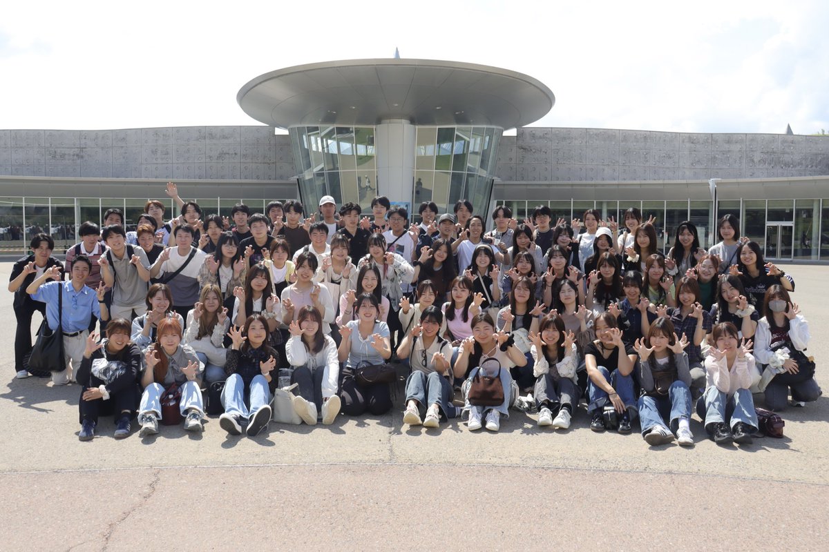 houken_doshisha's tweet photo. 9月16日〜18日に、福井県・石川県にて法研夏合宿を行いました☀️
今年は1回生・2回生あわせて約70名が参加し、大盛況となりました！
1日目は福井県の東尋坊での観光を楽しんだ後、石川県加賀市の山代温泉にある宿「ゆのくに天祥」に泊まりました。夜には夕食やカラオケを楽しみ、バラエティ豊かな「一泊三湯十八ゆめぐり」の温泉で旅の疲れを癒やしながら親交を深めました♨️
2日目は午前中にパート勉強会を行い、午後からはそのまま加賀市内で自由観光を満喫✨ 夜には宿でレクリエーションを行い、とても充実した一日となりました。
3日目は再び福井県へ向かい、恐竜博物館へ🦖 迫力ある展示をそれぞれ楽しみました☺️
法研夏合宿が、参加してくれた方々にとって、最高の夏の思い出の1つとなっていたら幸いです🌻✨
夏合宿は終わってしまいましたが、法研では秋以降も討論会やEVE祭などのイベントが目白押しです🙌 ここでできた仲間とのつながりを大切にしながら、これからも勉強も遊びも全力で取り組んでいきましょう🔥
