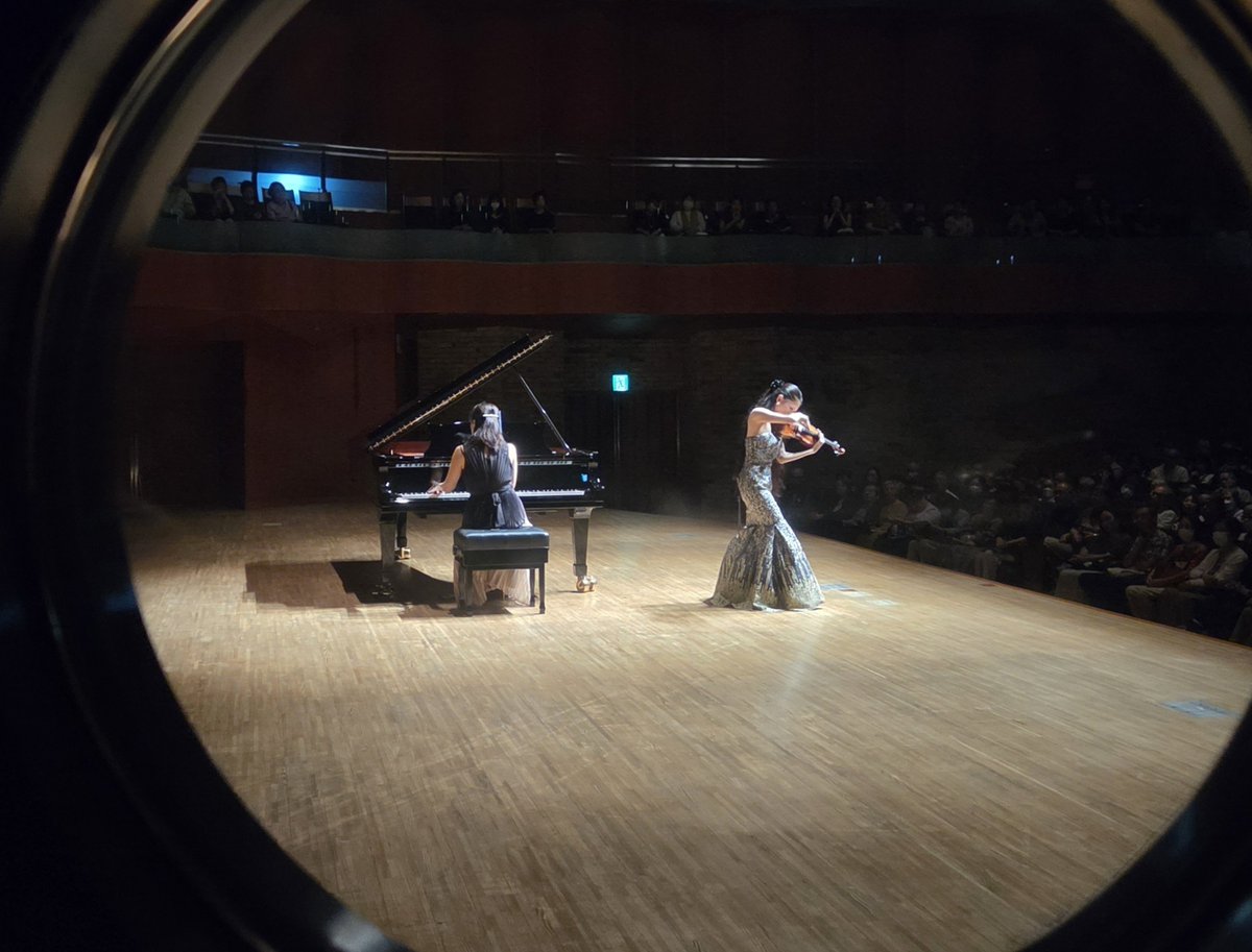 kicpac_hibiki's tweet photo. 【🎶2026北九州国際音楽祭🎻】
＃服部百音［ヴァイオリン］＃三又瑛子［ピアノ］

23日の本公演を終え、24日は中学生の鑑賞教室を実施しました♪

ナビゲーターに山本明尚さんをお迎えし、演奏前には聴き方や演奏曲の魅力のレクチャーがありました！

息の合った熱い演奏が繰り広げられ、プロの生演奏を真剣なまなざしで見つめる中学生の皆さん👀
演奏後のトークコーナーではお二人の貴重な学生時代のお話などがあり、中学生の皆さんから色々な質問が飛び交い賑やかに終演しました✨

服部百音さん、三又瑛子さん、2日間にわたり素晴らしい演奏を届けていただき、ありがとうございました✨