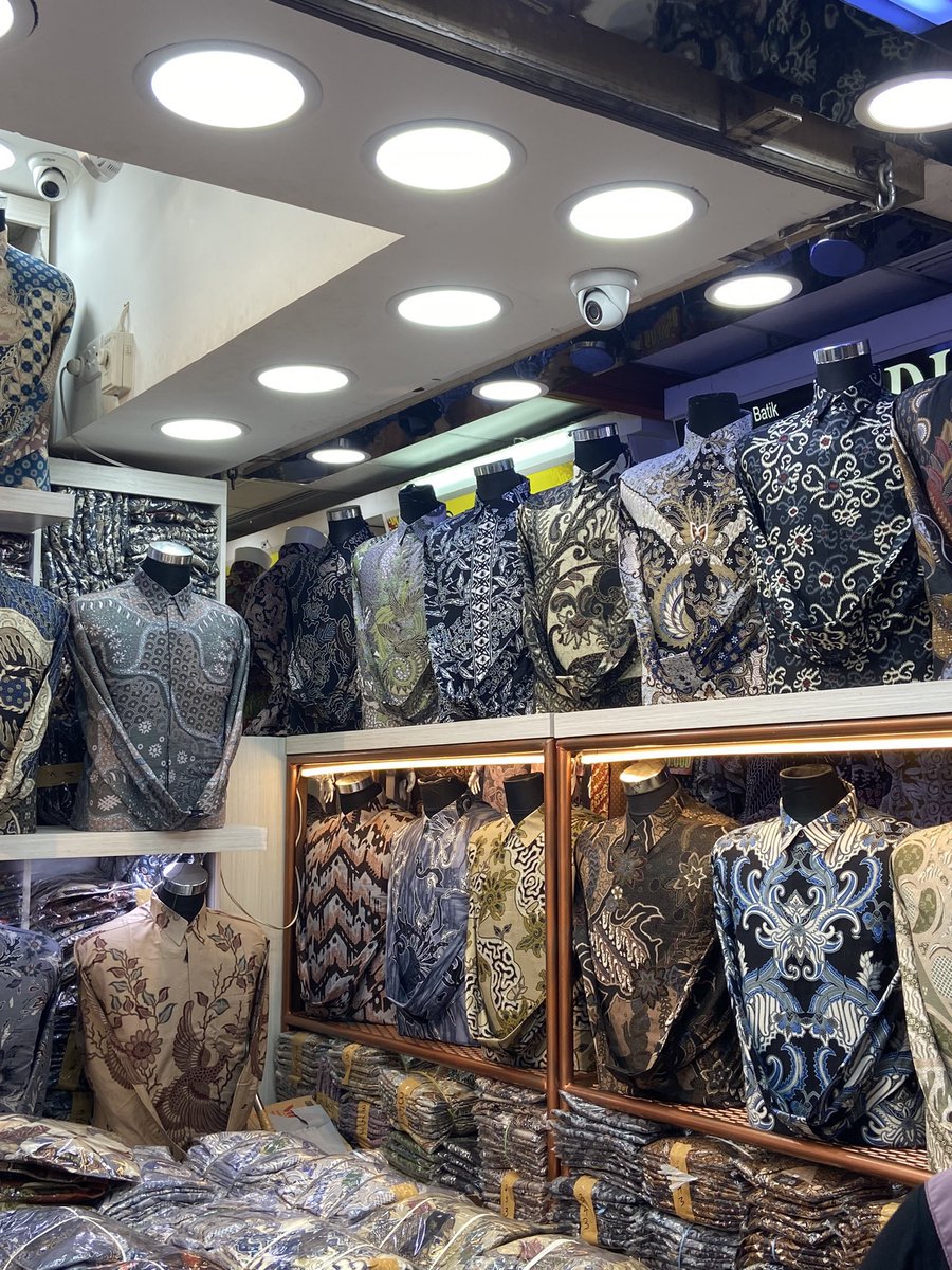 kforkinsley's tweet photo. Ada toko batik di Tanah Abang &amp; SELALU REPEAT ORDER BATIK DISINI kemarin beli buat SERAGAM NIKAHAN.

Harganya masih terjangkau, bahannya juga bagus, pilihan motifnya banyak! 💯✨￼ https://t.co/NZBcFxg5ee