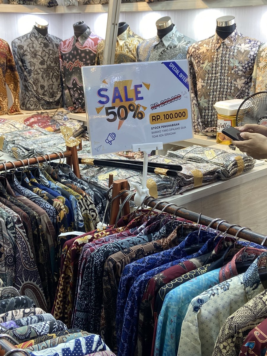 kforkinsley's tweet photo. Ada toko batik di Tanah Abang &amp; SELALU REPEAT ORDER BATIK DISINI kemarin beli buat SERAGAM NIKAHAN.

Harganya masih terjangkau, bahannya juga bagus, pilihan motifnya banyak! 💯✨￼ https://t.co/NZBcFxg5ee