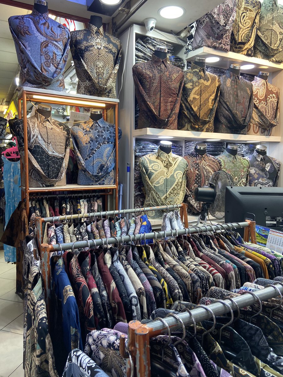 kforkinsley's tweet photo. Ada toko batik di Tanah Abang &amp; SELALU REPEAT ORDER BATIK DISINI kemarin beli buat SERAGAM NIKAHAN.

Harganya masih terjangkau, bahannya juga bagus, pilihan motifnya banyak! 💯✨￼ https://t.co/NZBcFxg5ee