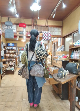 matsuhiroshoten's tweet photo. ❉ 店舗入荷情報です ❉

リュック＆ショルダー使いできる
＜7.0寸 2WAYバッグ＞が入荷したので
持てるだけ持ってみました😊
職人さんの頑張りのおかげで、
店舗補充だけでなく、熊本にも持っていきます！

#まつひろ商店
#がま口
#2WAYバッグ
#リュック
#ショルダー
#熊本鶴屋百貨店 https://t.co/GRw5nWzpfj