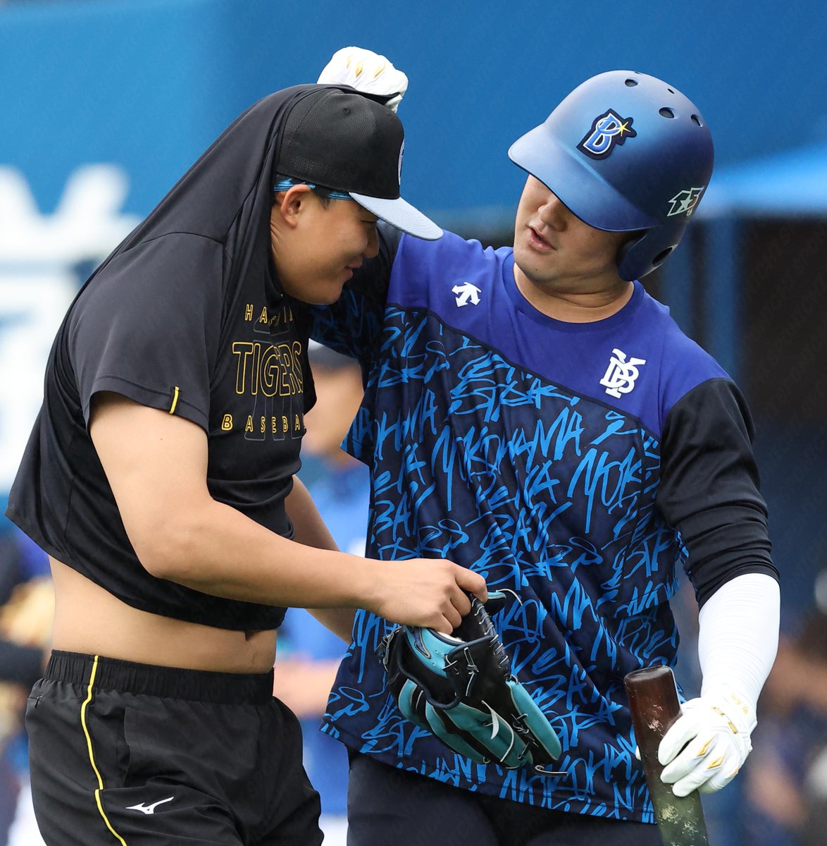 Sponichi_Tphoto's tweet photo. #牧秀悟　選手に捕まったり、素振りを避けたりする　#森下翔太　選手 https://t.co/9utYoweiXp