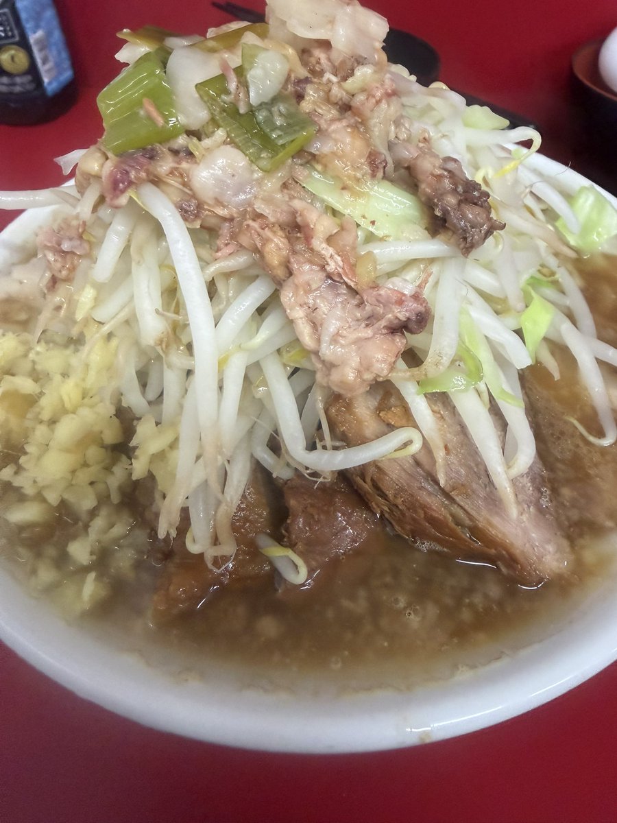 Iq9qQ's tweet photo. ラーメン二郎大宮公園駅前店🍜
秋雨の中、今日はこちらへGOひろみ！店主さんと美女助手２人の３人体制🍜
小豚ラーメン🐷y.a.k.s
生玉子2コ🥚🥚N抜きスープが豚出汁全開フルスロットルで激うま〜べラスすぎる！！
幸せ😀ゴチ😋 https://t.co/1sMuOYpqCX