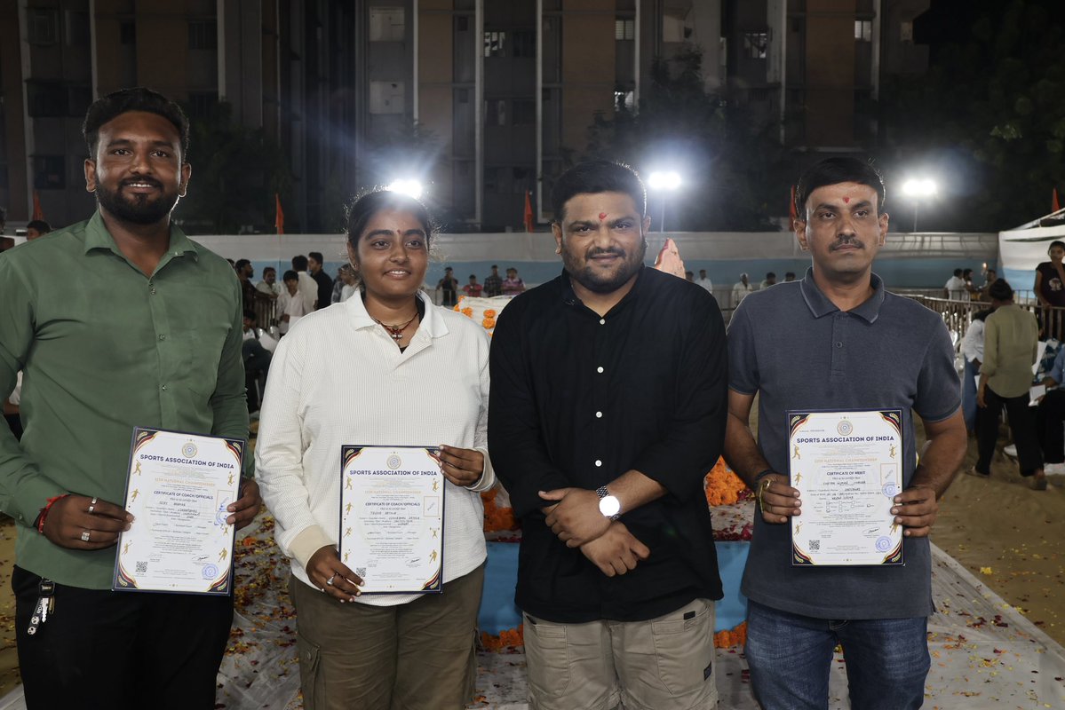 HardikPatel_'s tweet photo. प्रतियोगिता में विजेता खिलाड़ियों को मेडल एवं प्रोत्साहन पुरस्कार प्रदान कर सम्मानित किया गया।

साथ ही, Sports Association of India द्वारा नेपाल में आयोजित 11वीं राष्ट्रीय पावरलिफ्टिंग प्रतियोगिता में विजेता रहे वीरमगाम के खिलाड़ियों को प्रमाणपत्र प्रदान कर सम्मानित किया गया।

वीरमगाम की धरती से राष्ट्रीय एवं अंतरराष्ट्रीय स्तर पर नाम रोशन करने वाले हमारे खिलाड़ियों की उपलब्धि पूरे वीरमगाम के लिए गर्व की बात है।

खेलों को प्रोत्साहन — युवाओं का सशक्तिकरण — वीरमगाम को फिट बनाने का संकल्प।