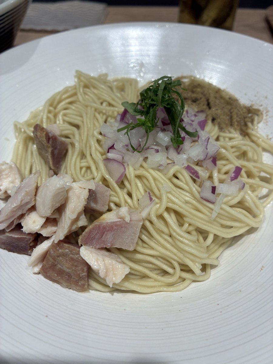 RAMEN565656's tweet photo. 麺屋 WA.
石川県金沢市
��製醤油ラーメン
　
新店潜入
鶏は醤油or塩、煮干しのラインナップ
醤油と和え玉をチョイス
バランス良好のスープに、啜り心地良き麺で美味しかった
和え玉の大葉が良い感じ
店主さんに『ポストマン良いですね』って言われて嬉しかった
オープンおめでとうございます＾＾ https://t.co/eVQJba78Jy