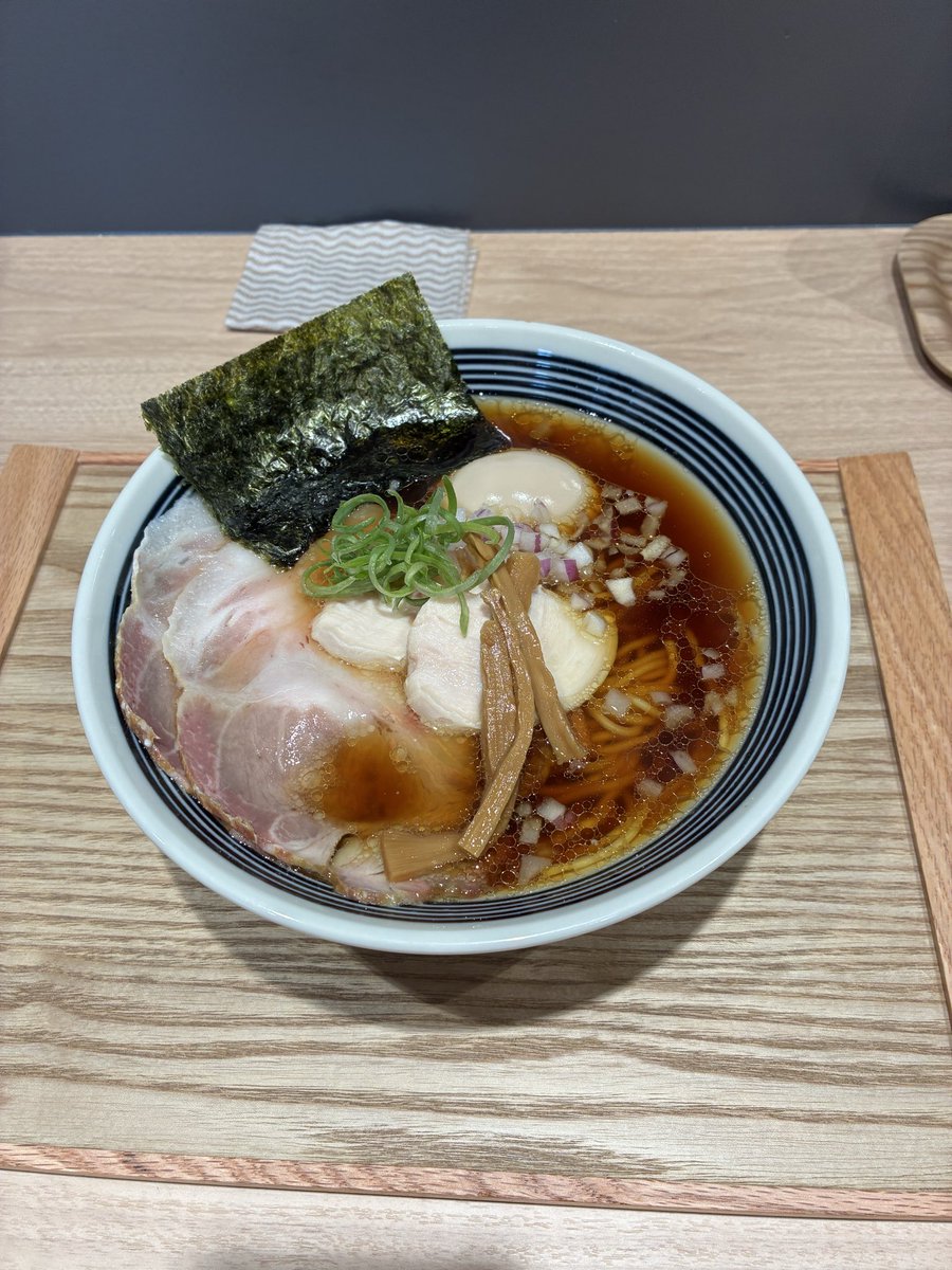 RAMEN565656's tweet photo. 麺屋 WA.
石川県金沢市
��製醤油ラーメン
　
新店潜入
鶏は醤油or塩、煮干しのラインナップ
醤油と和え玉をチョイス
バランス良好のスープに、啜り心地良き麺で美味しかった
和え玉の大葉が良い感じ
店主さんに『ポストマン良いですね』って言われて嬉しかった
オープンおめでとうございます＾＾ https://t.co/eVQJba78Jy