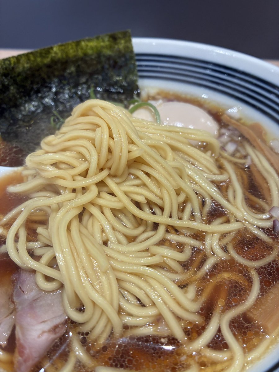 RAMEN565656's tweet photo. 麺屋 WA.
石川県金沢市
��製醤油ラーメン
　
新店潜入
鶏は醤油or塩、煮干しのラインナップ
醤油と和え玉をチョイス
バランス良好のスープに、啜り心地良き麺で美味しかった
和え玉の大葉が良い感じ
店主さんに『ポストマン良いですね』って言われて嬉しかった
オープンおめでとうございます＾＾ https://t.co/eVQJba78Jy