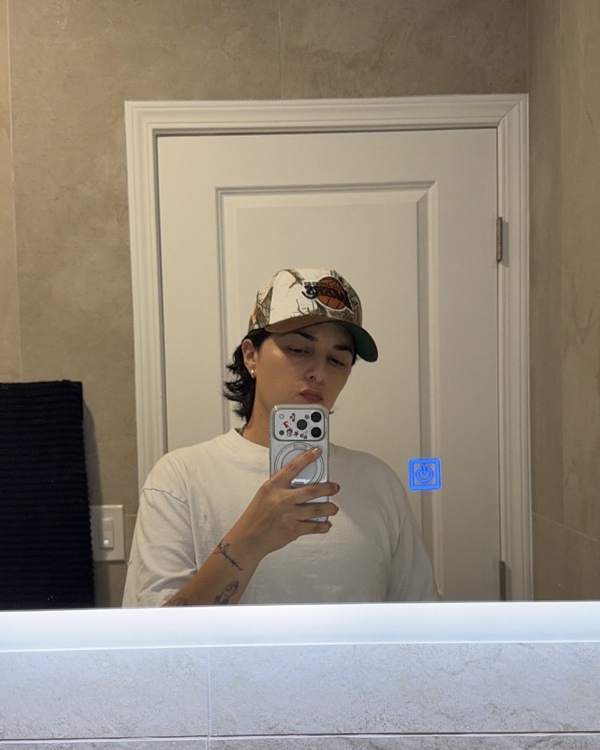 itsnotokbri's tweet photo. plain white tee type of night https://t.co/7C5Hh8fik2