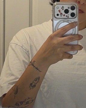 itsnotokbri's tweet photo. plain white tee type of night https://t.co/7C5Hh8fik2