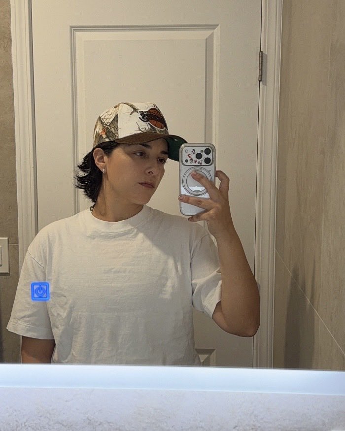 itsnotokbri's tweet photo. plain white tee type of night https://t.co/7C5Hh8fik2