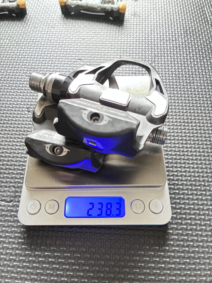 volkl25's tweet photo. PD-R9300
ローラーにて使用しただけですが、ほぼ同じ印象を受けました
左右で新旧使ってわかる
旧で感じるモヤっと感☁️
それがなくなって得られる新の安定感
クリート位置も問題なく付けられて👍
2mmほどとはいえ私はサドルを下げるかも
黄色→黄色の私は違和感なし
明日実走でさらに確認します https://t.co/wlj3h2cAda