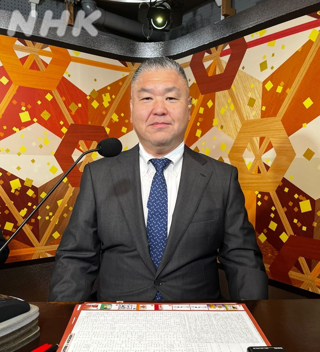 NhkSumo's tweet photo. 秋場所十四日目🍂
幕内 千秋楽を待たずにきょう優勝は決まるか！？

２敗で単独先頭の横綱 #大の里 
３敗で追うのは 大関 #安青錦 と #朝乃山

大の里がきょう大関 #琴櫻 に勝ち 
３敗勢がいずれも敗れると
大の里の１年ぶり６回目の優勝が決まります！

#NHKONE でもご覧ください！
https://t.co/A9rnHmuOFl

#sumo