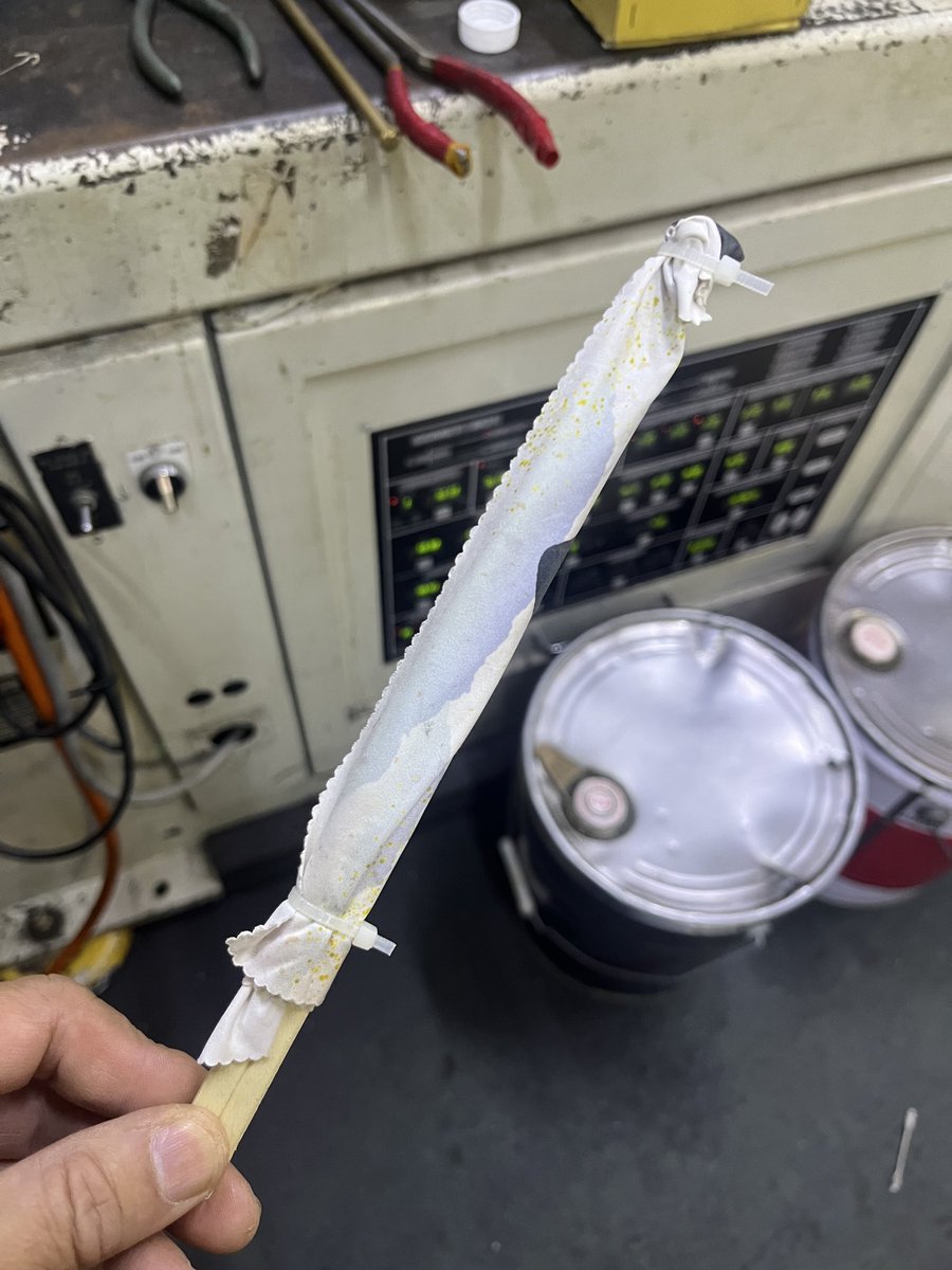 yazapla's tweet photo. #射出成形
割り箸にメガネ拭きをくくり付けた自家製の道具が��手直しの救世主となろうとはー https://t.co/z9zVvhriEc