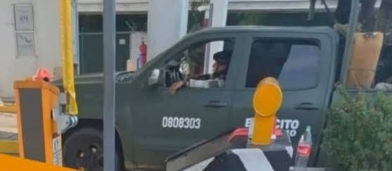 MrCivico_'s tweet photo. 🇲🇽🚨Ojos en México 👇🏻 
Aquí están las dos fotos de las dos unidades de la SEDENA que participaron en dicho crimen, ante mano se sabe que el gobierno federal en el estado de Sinaloa está bajo nómina de “Los Mayos y Cabreras”  @DEAHQ @FBI @WhiteHouse 

@uhn_plus https://t.co/dr0dqjAKvc