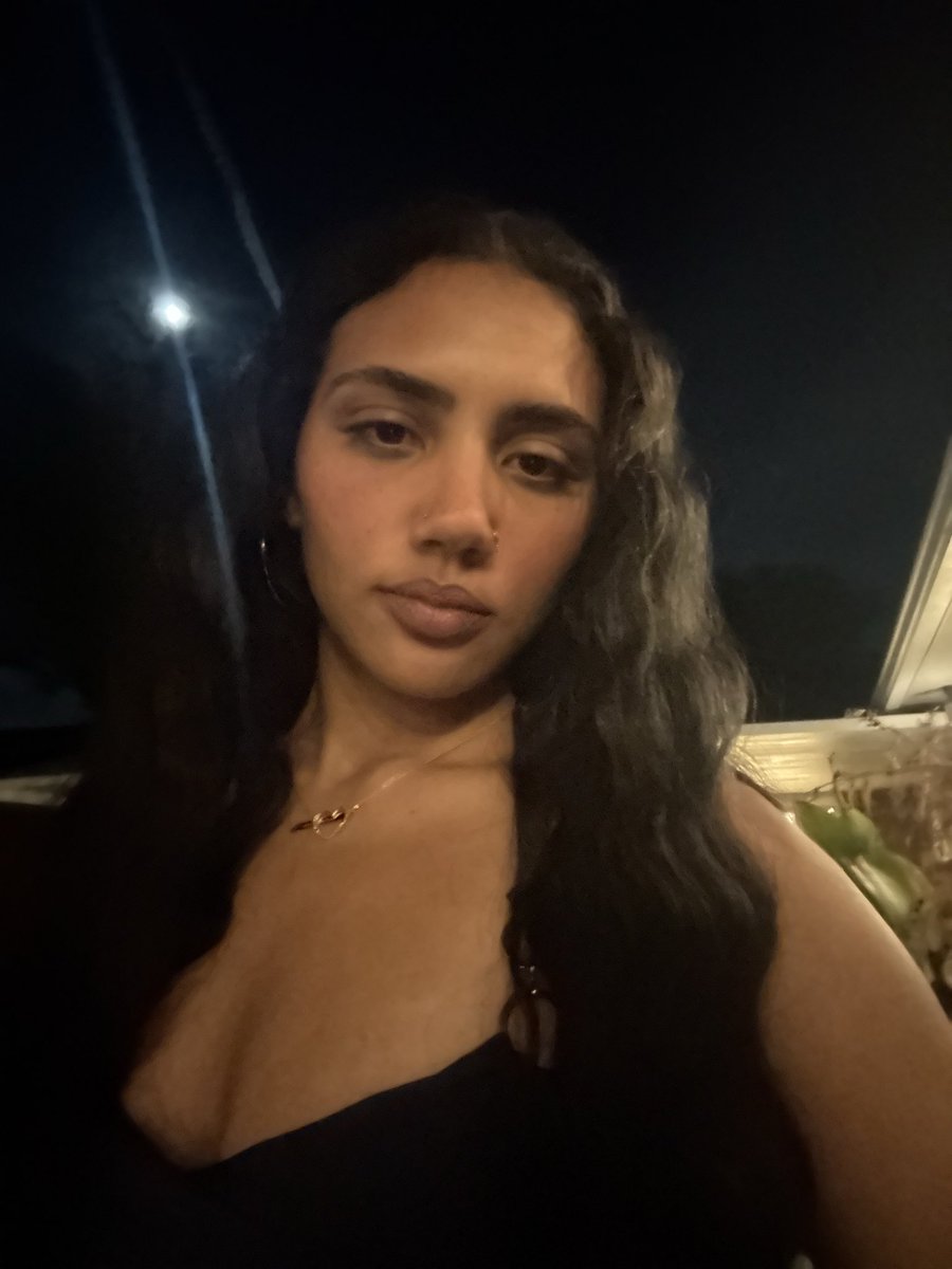 whodfiscyd's tweet photo. Took a pic w my girl 🌙 https://t.co/xJf6NyBBve