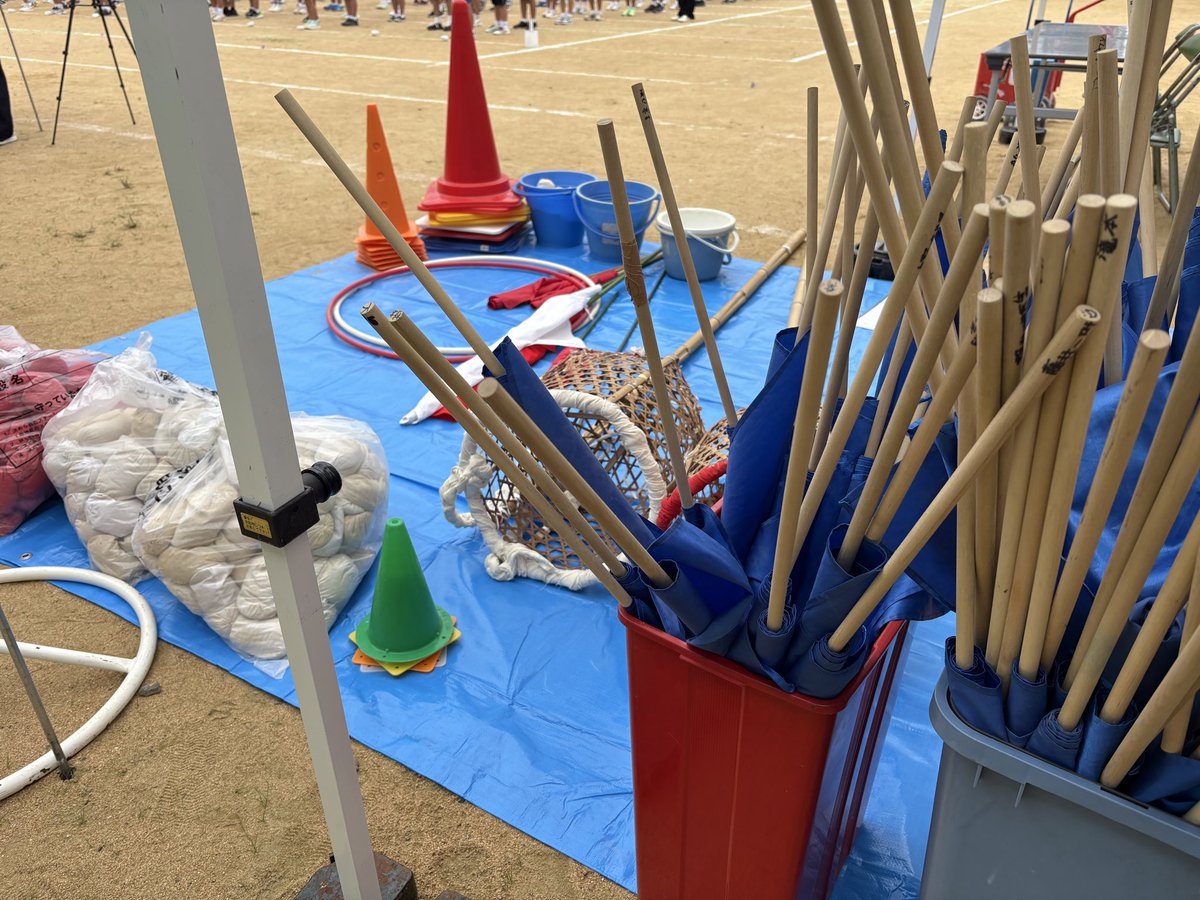 Gochamaru_koura's tweet photo. 震災後市内6小学校が統合
今年度から輪島小学校スタート

本日記念すべき第1回運動会

仮設校舎に囲まれた小さな運動場
徒競走は35m

それでも
377名の生徒は大奮闘

同点が続き勝負はラストリレーへ

わじまっことそれを見守る大人達

みんな最後まで頑張った❗️

＃輪島
＃小学校
＃能登
＃復興の日々 https://t.co/QjT4CRDQz9