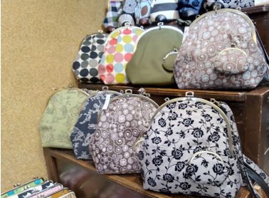 matsuhiroshoten's tweet photo. ❉ 店舗入荷情報です ❉

リュック＆ショルダー使いできる
＜7.0寸 2WAYバッグ＞が入荷したので
持てるだけ持ってみました😊
職人さんの頑張りのおかげで、
店舗補充だけでなく、熊本にも持っていきます！

#まつひろ商店
#がま口
#2WAYバッグ
#リュック
#ショルダー
#熊本鶴屋百貨店 https://t.co/GRw5nWzpfj