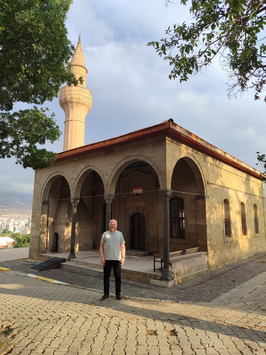 _MehmetBalaban's tweet photo. Niğde'de birçok tarihi yapı günümüze ulaşabilmiş; özellikle kale kalıntıları ve üzerinde yükselen 19. yüzyıl yapımı saat kulesi şehrin simge yapıları arasında yer alıyor. Selçuklu mirası Alaaddin Camii (1223) ise ortaya konan ince taş işçiliği ve estetiği zamana meydan okuyarak + https://t.co/r2kmpjVWUu