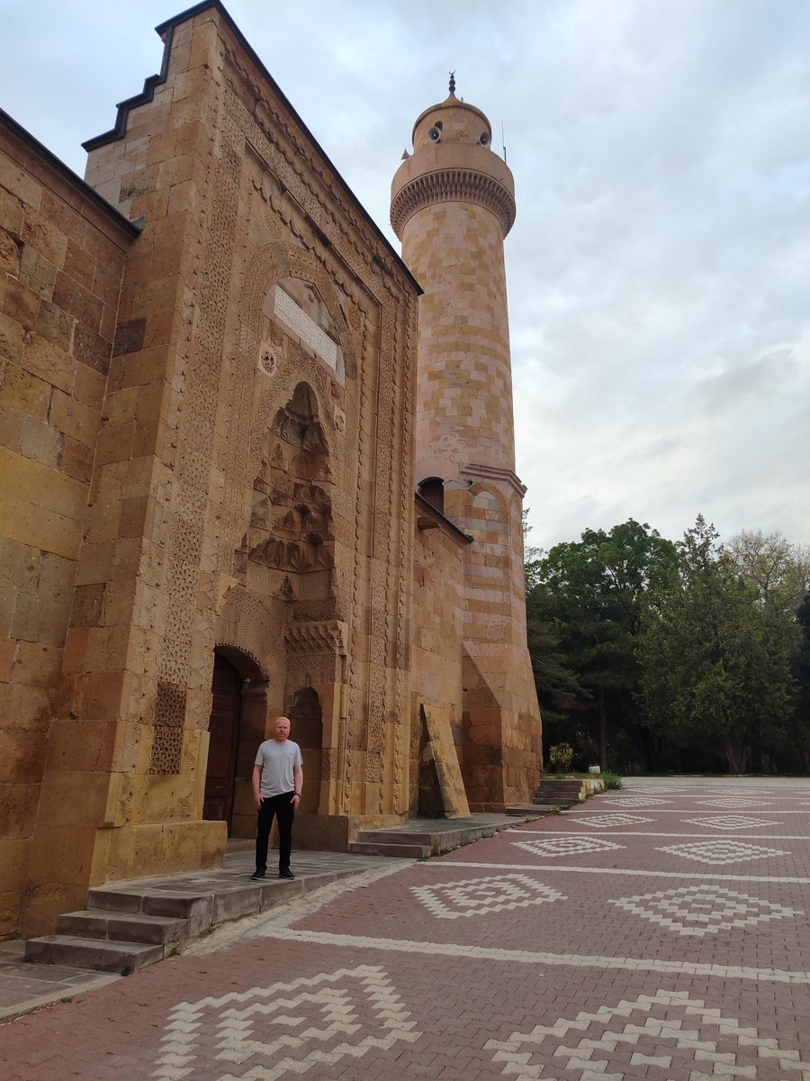 _MehmetBalaban's tweet photo. vakur bir tavırla ayakta kalmaya devam ediyor.
​Şehre 14. yüzyıl İlhanlı dönemini hatırlatan İlhanlı Valisi Seyfeddin Sungur Bey tarafından 1335 yılında yaptırılan Sungur Bey Camii ise görkemli dış mimarisi ve ince detaylarıyla dönemin ruhunu günümüze taşıyor. + https://t.co/sDJORuZqYT