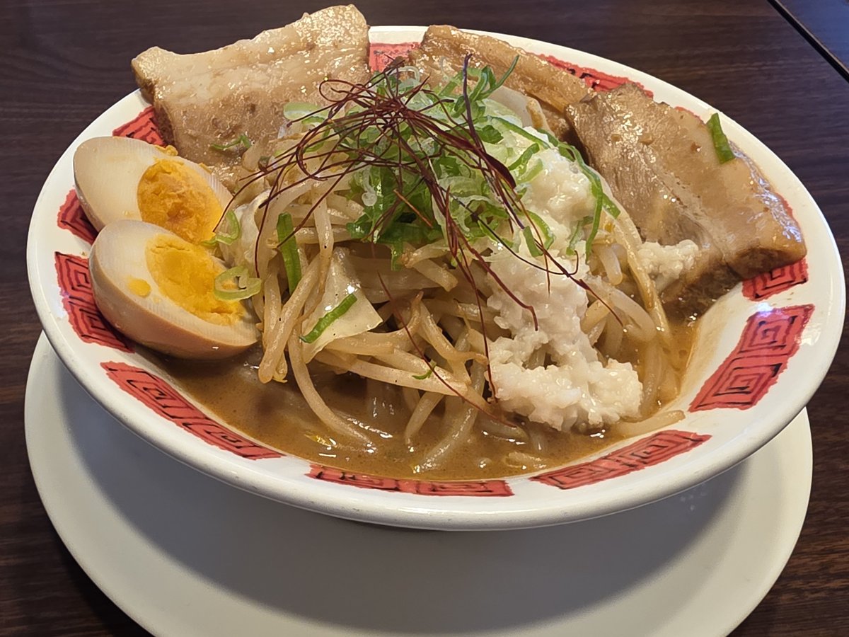 benisyake's tweet photo. 株主優待が9末だからマック券を使い切ろうとドライブスルーに向かったけど車列が敷地を出て隣のブロックまで伸びているのを見てしまったので同じく9末期限のすかいらーく優待に切り替えてバミってる https://t.co/BqHq8iMzKz
