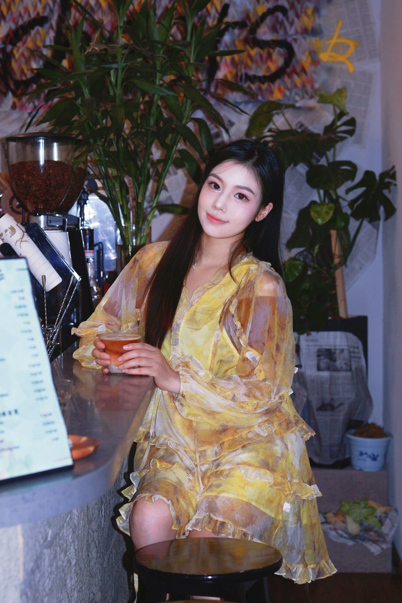 NanaAdcoxrcld's tweet photo. Golden autumn breeze carries the scent of osmanthus, perfect for a leisurely walk with a warm coffee. ， https://t.co/JTivnLnCI8