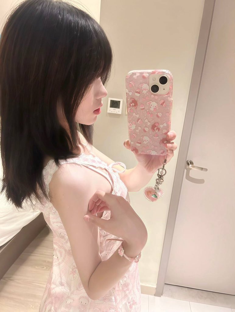 ChristinaGluko's tweet photo. 有男生要来锐评我13的福嘛？🥺                                                                

刚睡醒来X发泄了                    

来了我真发😝 https://t.co/BERpbQOWWB