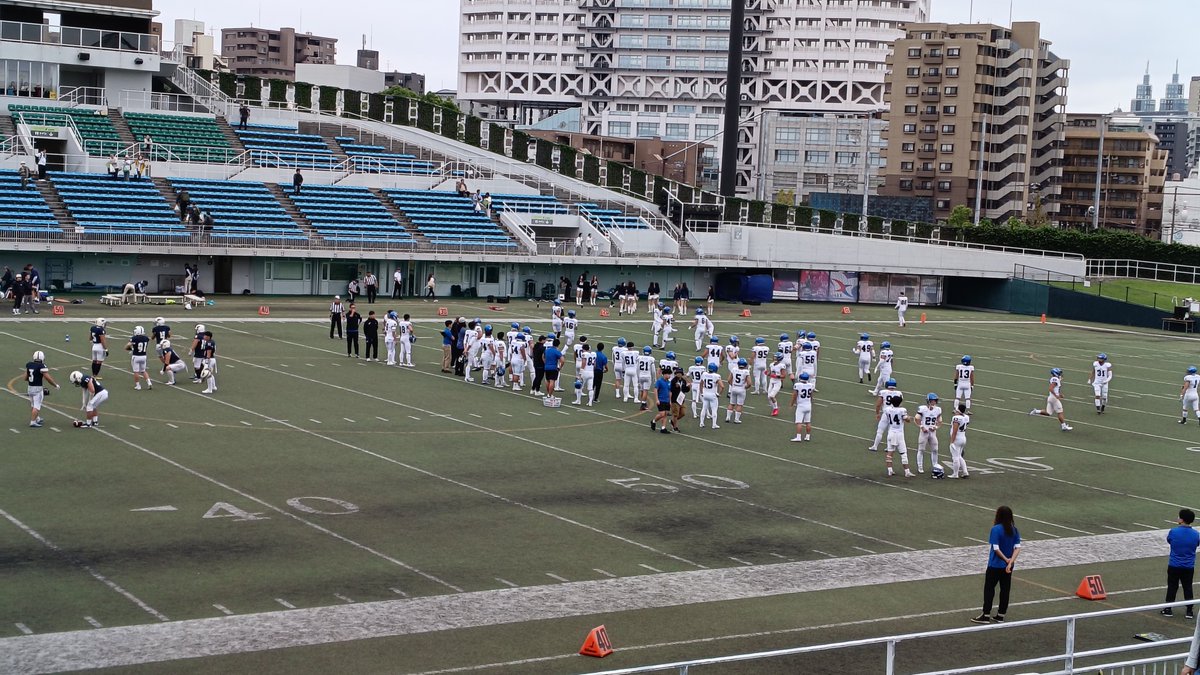 eidivrod's tweet photo. 本日は #ブルーサンダース の応援!
天気悪い予報だったので、雨合羽完全武装で来たが、曇りで少し浮き気味な格好(^_^;)
#アメフト🏈 #BlueThunders https://t.co/8GyefGgAQv