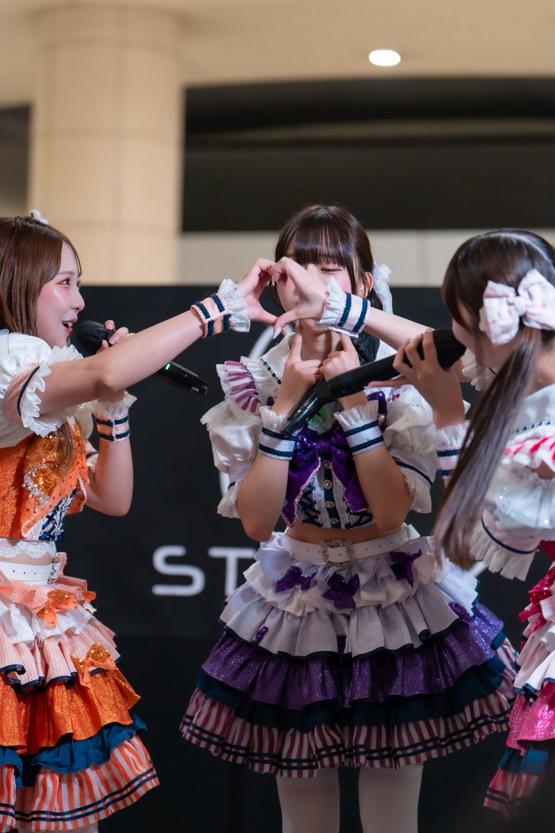 tg_18k's tweet photo. 2026.09.23
STAiNYフリーライブ
@ 汐留シオサイト 地下歩道

ひまりとさなちゃんのハートをぶった斬るまむさん（笑）

#円まむ
#佐々木ひまり
#花瀬さな
#STAiNY 
#フリーライブ
#汐留シオサイト
#4K読込推奨 https://t.co/GpFyvzOchH